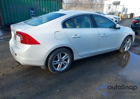 2015 Volvo S60 T5 Premier z USA, uszkodzony, nr VIN YV126MFK9F2337619